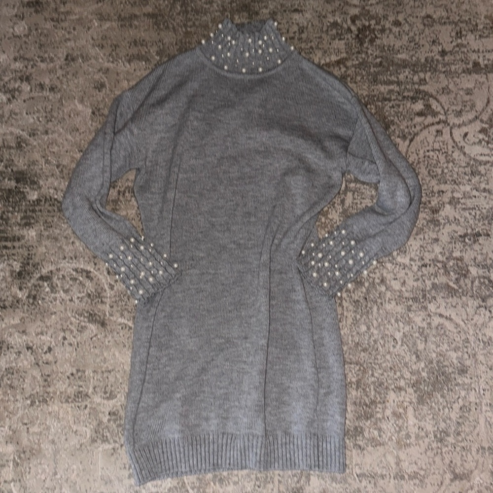 Large gray sweater dress with pearl details on the sleeves and the collar